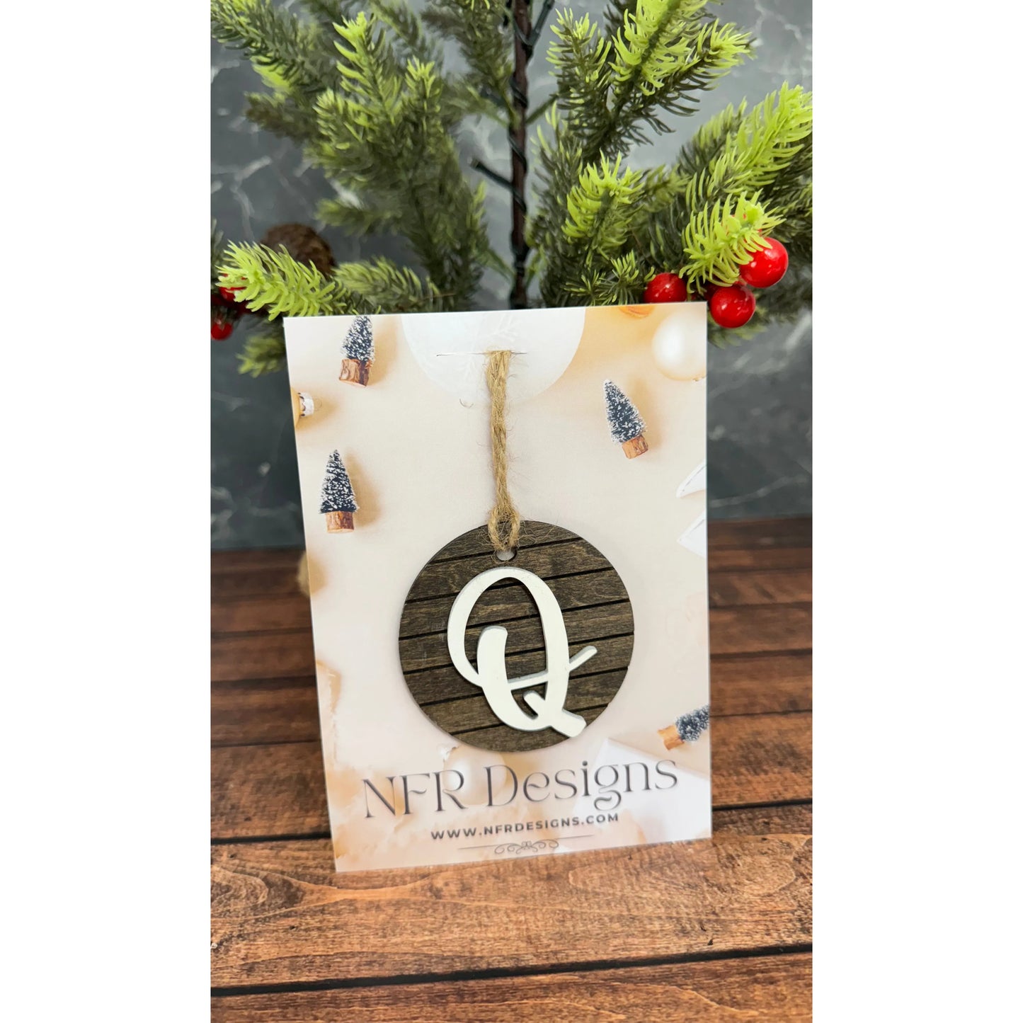 Shiplap Initial Christmas Ornament - Cursive Font Christmas Ornament Q - Cursive White letter/Dark backing