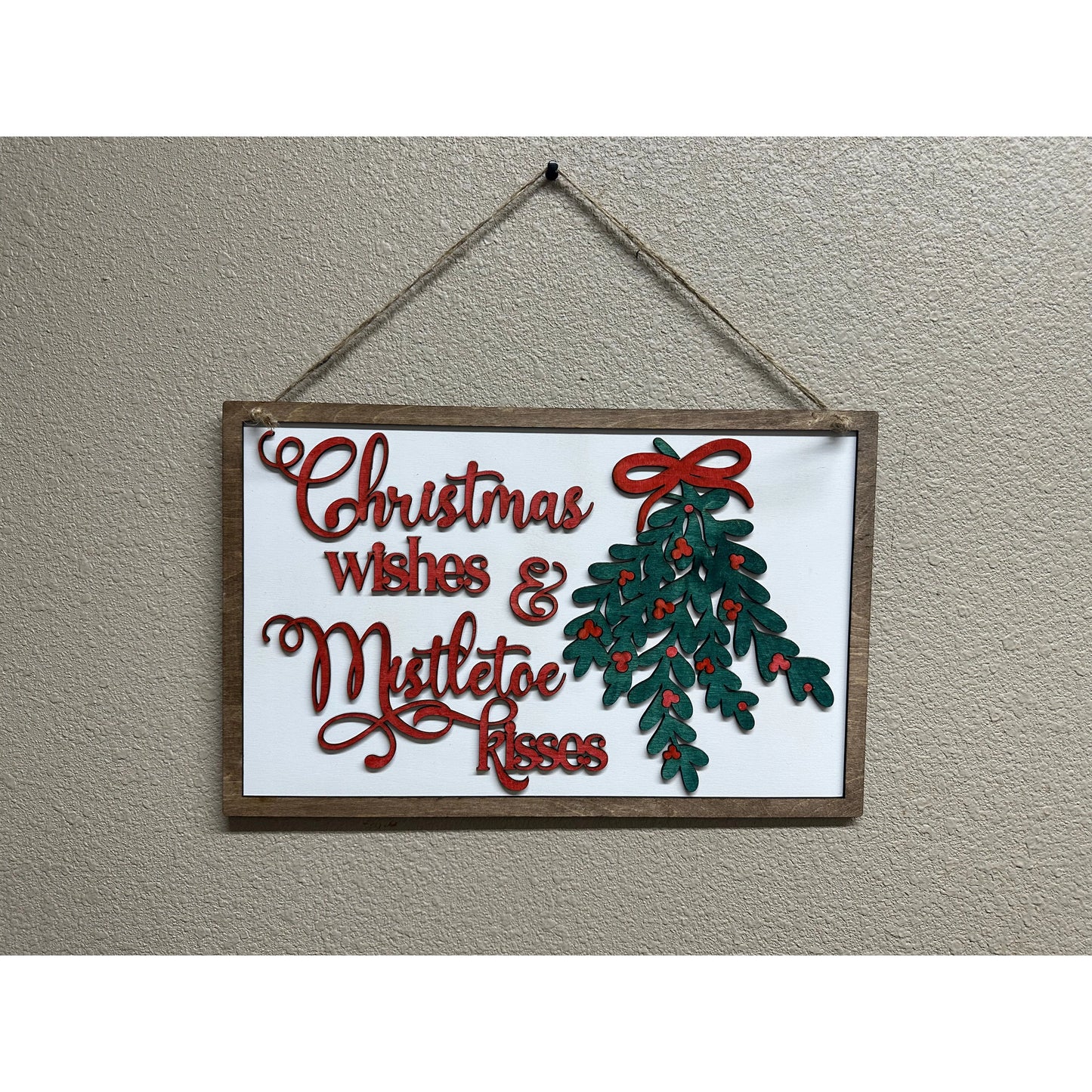 Mistletoe Kisses Christmas Wall Décor White