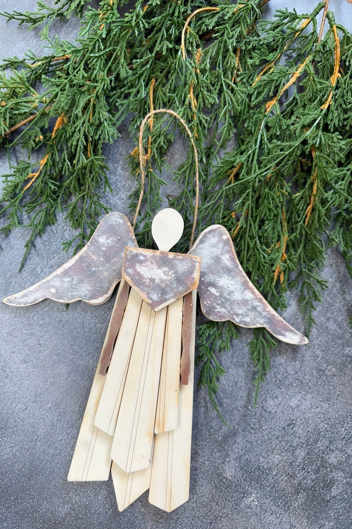 Wainscot Angel Hanger - Nifty Decor & More